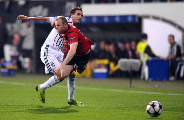 1 Champions League: Wayne Rooney is scythed down by Tomas Sivok