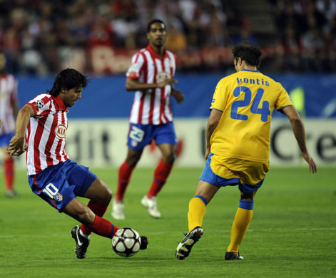 1 Champions League: Atletico Madrid's Sergio Kun Aguero goes past Apoel's Christos Kontis