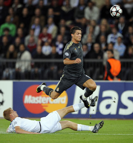 1 Champions League: Real Madrid's Ronaldo skips over a tackle by Zurich's Florian Stahel