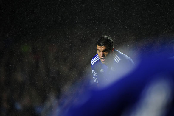 24sport: Chelsea's Ballack stands in the rain