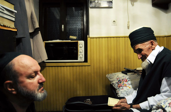 24hours : A Bosnian worshipper reads a religious book in Zenica