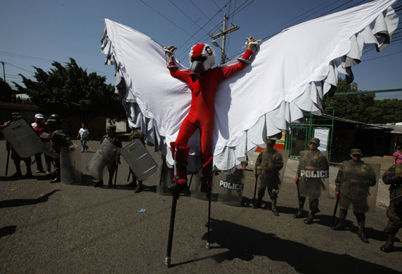 24hours : A supporter of Honduras' ousted President Manuel Zelaya, dressed as vulture