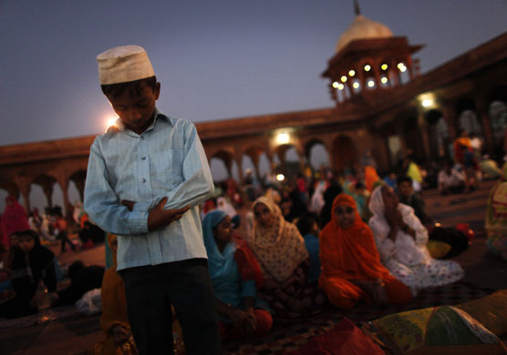 24hours : An Indian Muslim boy prays at evening prayers during Ramadan