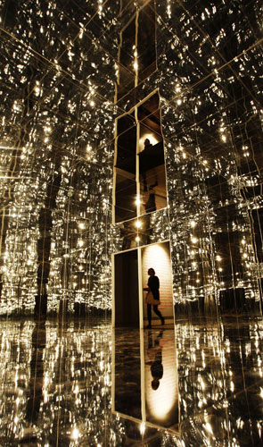 24hours : A woman walks into the 