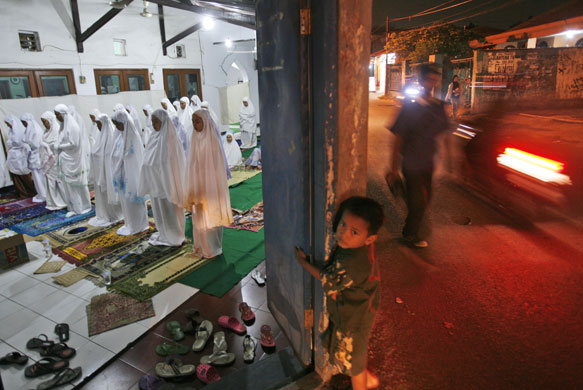 24hours : Muslim women perform an evening Ramadan prayer Indonesia