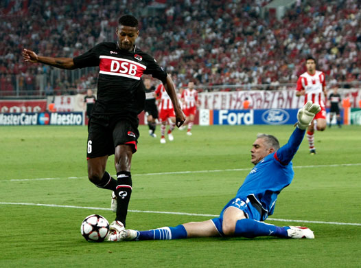 1 wed champions league: Olympiakos Piraeus' Nikopolidis tackles AZ Alkmaar's Mendes da Silva 