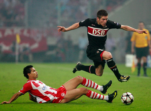 3 wed champions league: Olympiakos Piraeus' Doudou lunges at AZ Alkmaar's Pocognoli