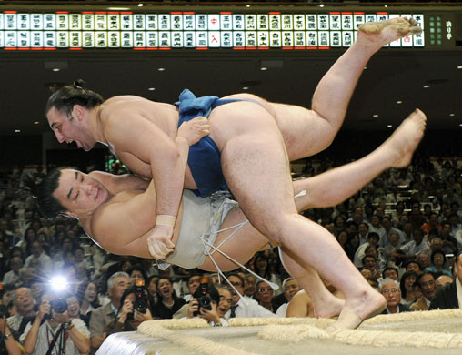 24 hours in pictures: Tochinoshin versus Harumafuji in Grand Sumo tournament