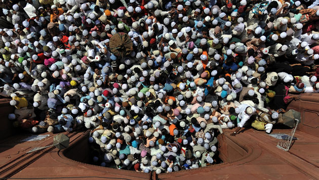 24 hours in pictures: Indian Muslims leave after offering prayers on the last Friday of  Ramadan