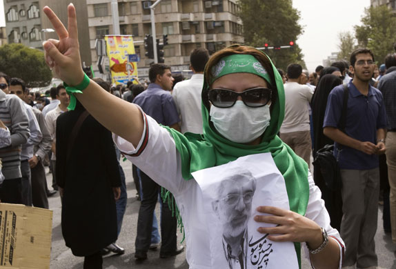 iran protests : Iranian woman holds a picture of opposition leader Mousavi