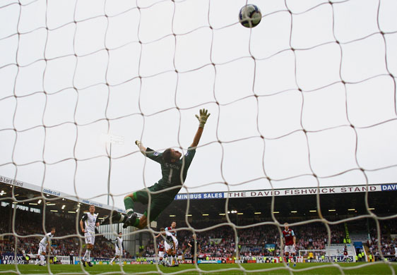 Saturday Premiership : Craig Gordan can't reach David Nugent's shot