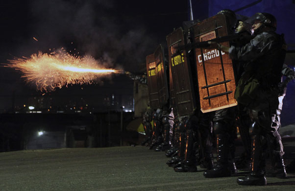 24 hours: Riot policemen shootat protesters in the Heliopolis slum in Sao Paulo