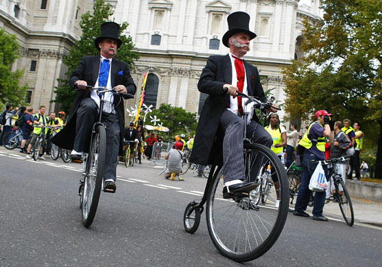 London's Skyride: Cyclists in top hats
