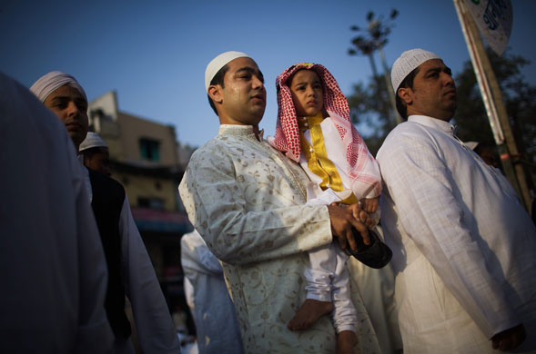 21 September 2009: New Delhi, India: Muslims arrive for Eid ul-Fitr prayers at the Jama Masjid