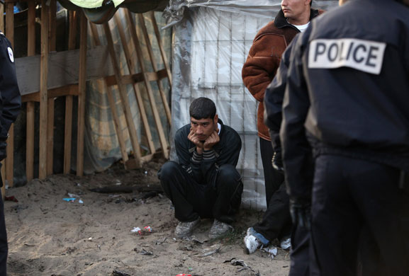 Calais jungle camp: french police prepare to close down illegal immigrant camps