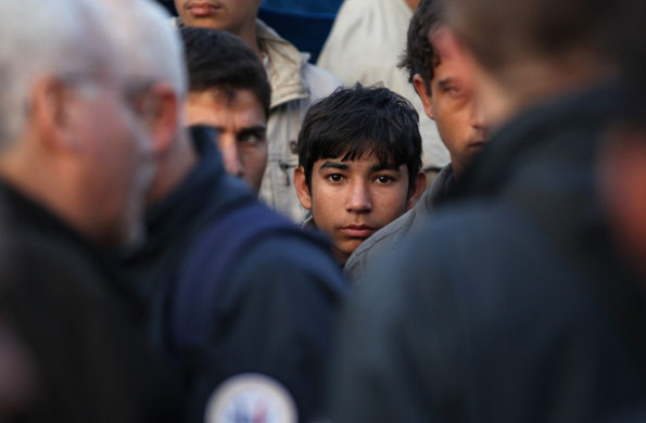 Calais jungle camp: french police prepare to close down illegal immigrant camps