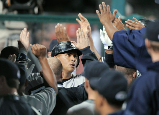 24sport: New York Yankees' Alex Rodriguez is greeted by his teammates 