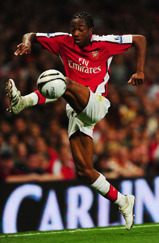 24sport: Sanchez Watt controls the ball