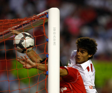 24sport: Sevilla's Diego Perotti scores next to Real Mallorca's Jose Miguel Gonzalez