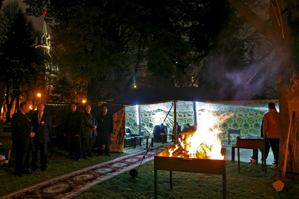 Gaddafi tent : Barbecue grill is set up in front of tent in Kremlin garden in Moscow