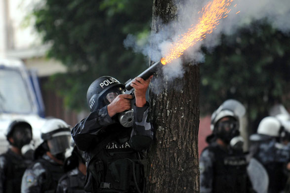 Honduras crisis : police use teargas on supporters of Honduran President, Manuel Zelaya