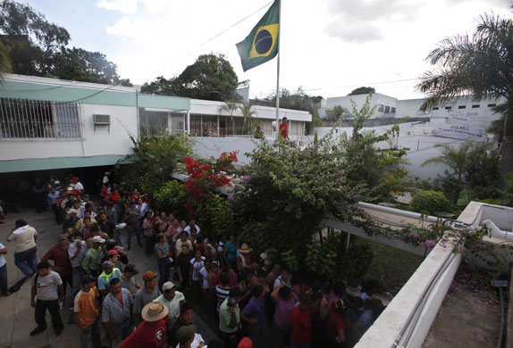 Honduras crisis : Zelaya supporters in thee Brazilian embassy in Honduras