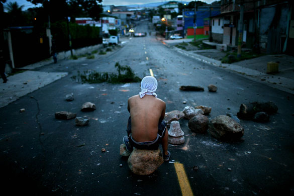 Honduras crisis : zelaya suuporters block roads in Tegucigalpa