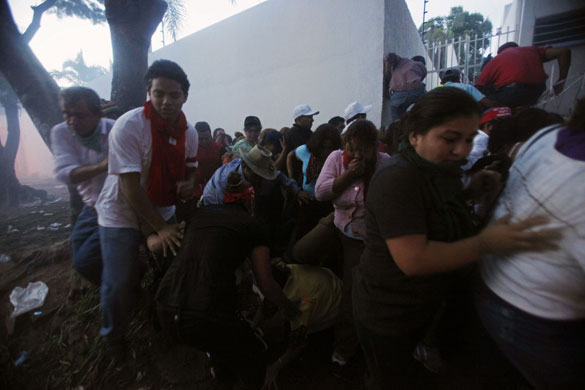 Honduras crisis : Zelaya supporters charged by police 