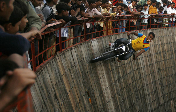 23 September 2009: Delhi, India: A motorcyclist performs a stunt