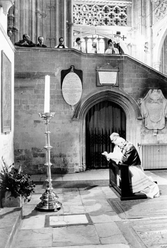 pope visits UK 1982 : Pope John Paul II and Archbishop of Canterbury 1982 