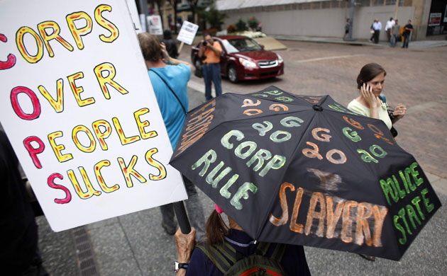 Protest G20 Pittsburgh: Demonstrators protest in front of a bank building