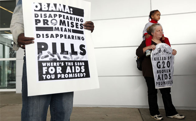 Protest G20 Pittsburgh: AIDS activists demanding that the world's most powerful leaders help