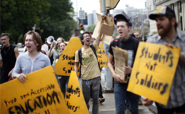 Protest G20 Pittsburgh: Demonstrators protest calling for free and fair education