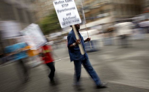 Protest G20 Pittsburgh: Demonstrators protest calling for a moratorium on foreclosures