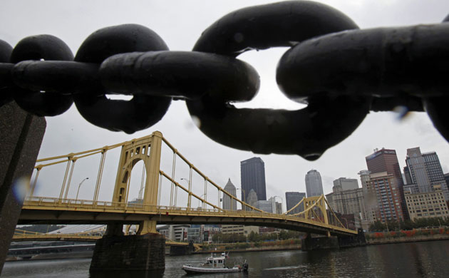 Protest G20 Pittsburgh: Police patrol the Allegheny River 