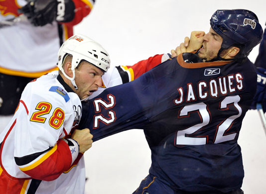 24sport: Edmonton Oilers' J.F. Jacques and Calgary Flames' Robyn Regehr fight