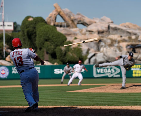 24sport: Maicer Izturis loses his bat and strikes out 