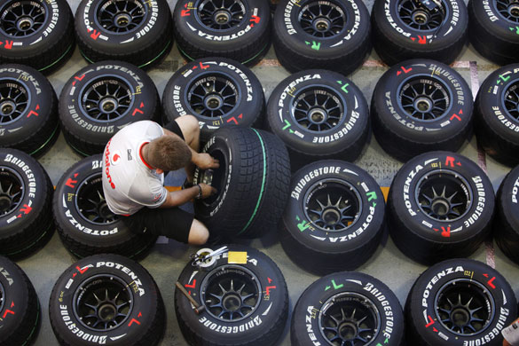 24sport: A McLaren mechanic prepares the tires in Singapore