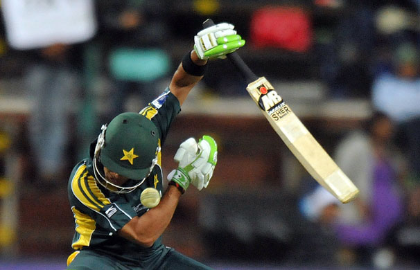 24sport: Pakistan circketer Umer Akmal is hit by a ball 