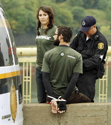 Protest G20 Pittsburgh: Members of the environmental group Greenpeace are arrested