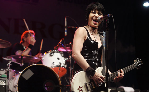 Protest G20 Pittsburgh: Joan Jett and the Blackhearts perform at a rally 