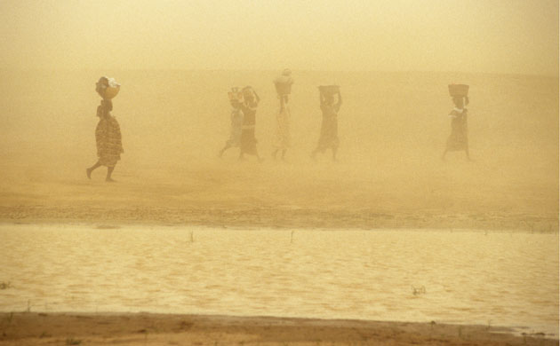 Dust storm: Mali Women Caught in Sand Storm
