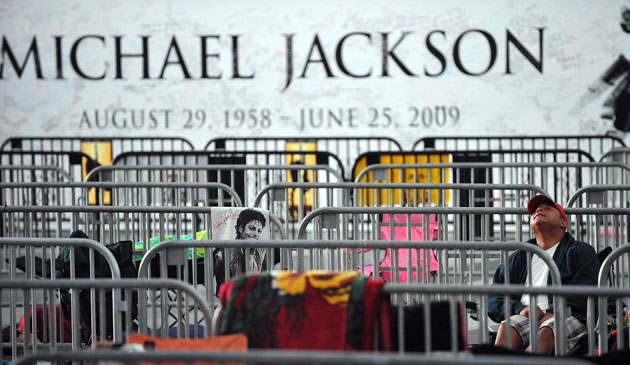 24 hours in pictures: Los Angeles, California, US: Fans of pop singer Michael Jackson queue 