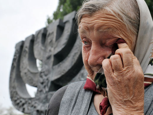 24 hours in pictures: Kiev, Ukraine: An elderly woman cries in front of Minora Monument