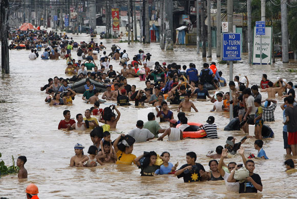 Philippines floods: Filipinos wade through floods caused by tropical storm Ketsana in Cainta
