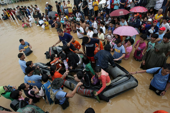 Philippines floods: Filipino rescuers evacuate flood victims in Pasig City, east of Manila