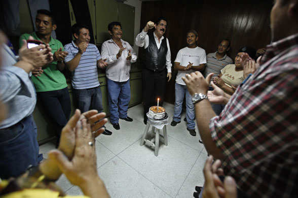 Honduras crisis: Ousted President Manuel Zelaya celebrates Andres Romero's birthday