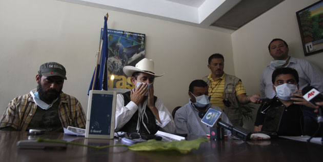 Honduras crisis: President Manuel Zelaya wearing face masks, at a press conference