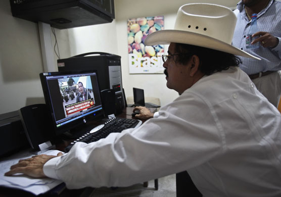 Honduras crisis: President Zelaya watches TV through the internet at the Brazilian embassy