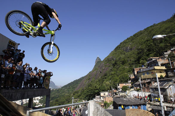 24sport: Red Bull Desafio no Morro downhill challenge